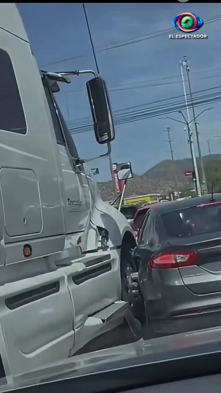 Accidente de tránsito entre sedán y tráiler en Guatemala