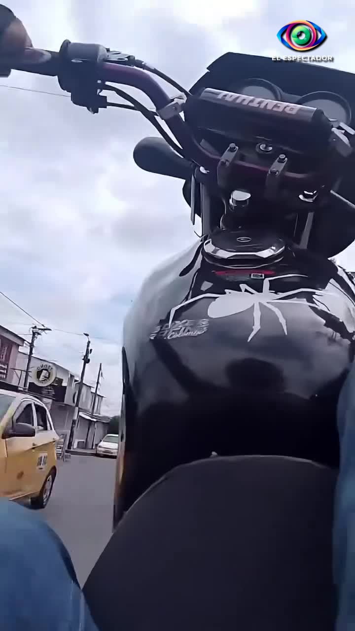 Caída de motociclista al intentar un caballito en grabación