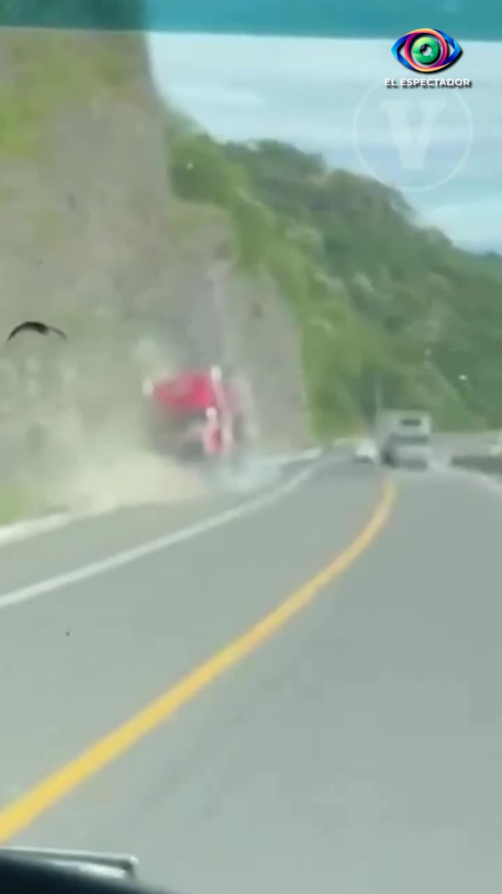 Camión pierde control y retrocede en autopista Siglo XXI