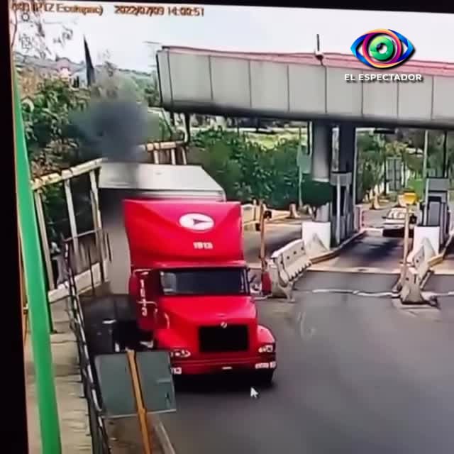 Chofer de tráiler daña su unidad al evadir caseta de cobro