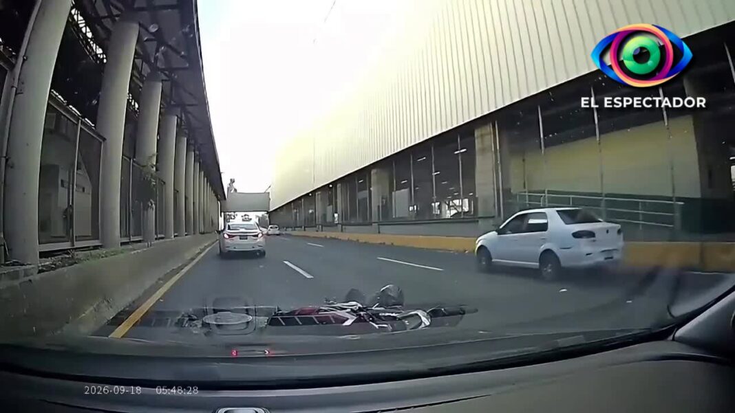 Aparatoso choque entre motociclista y vehículo en Av. Central