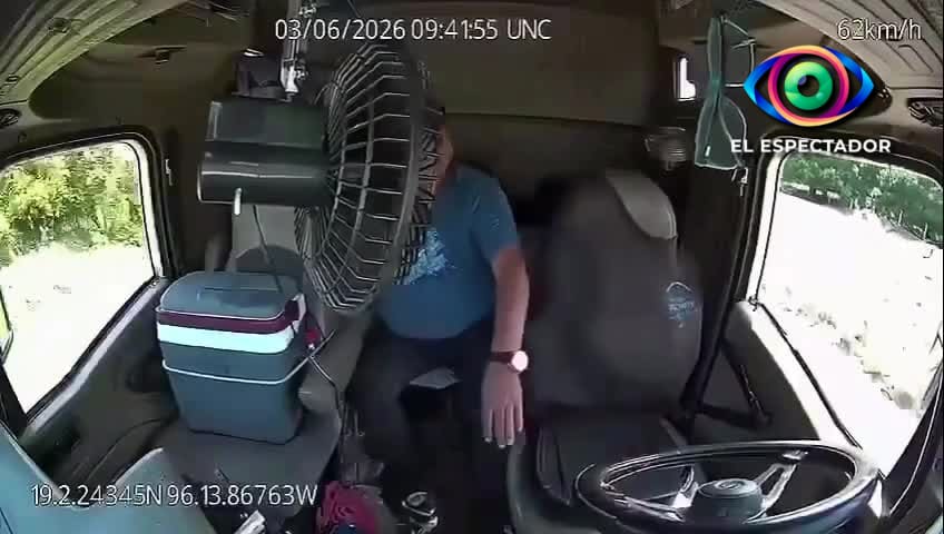Conductor de tráiler pierde control tras soltarse del volante