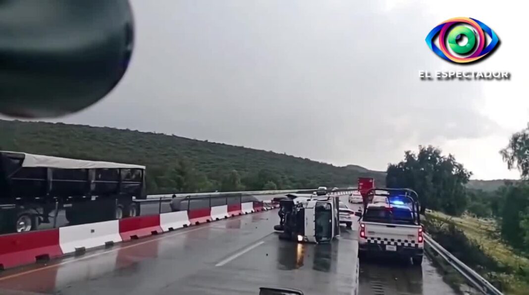 Grúa se incendia tras carambola masiva en Arco Norte