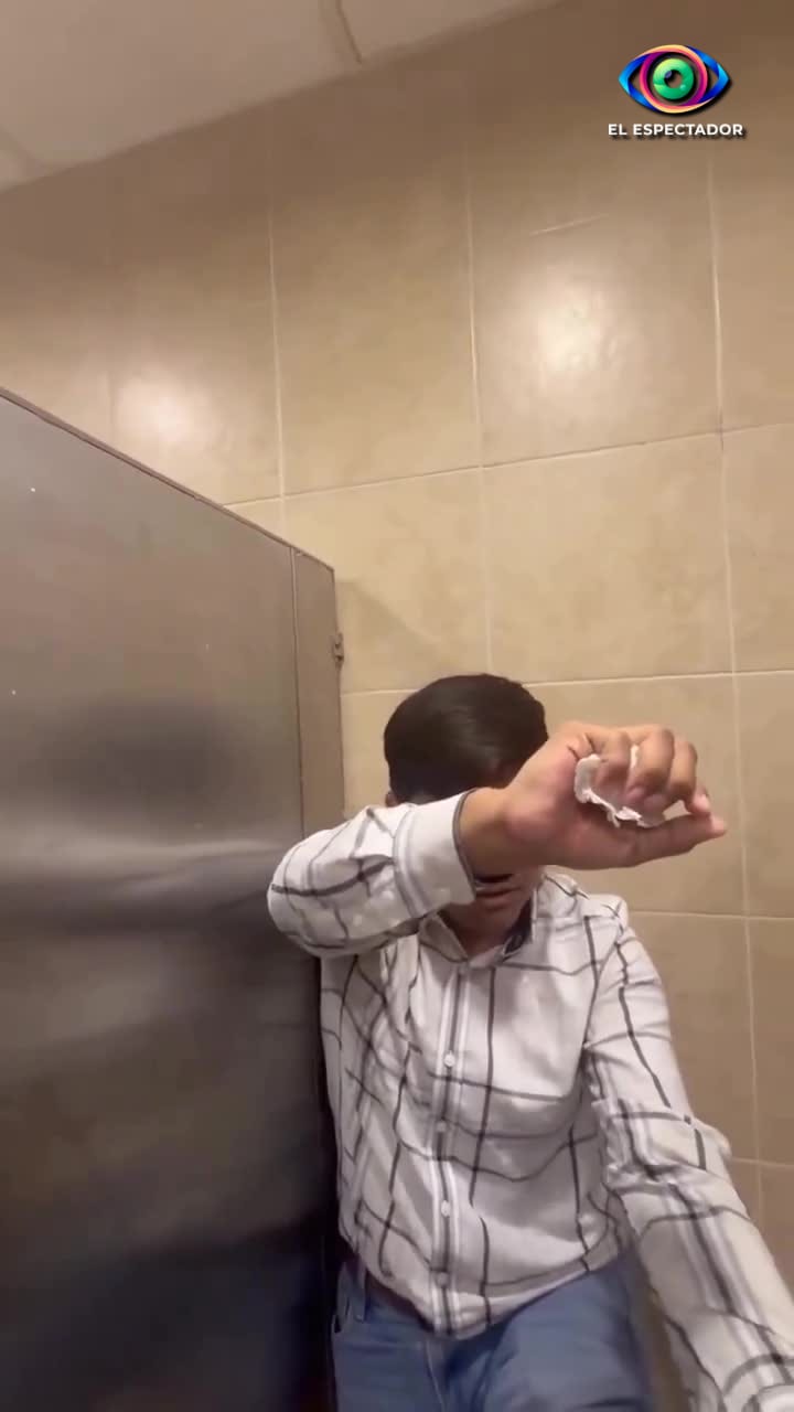 Hombre ingresa al baño de mujeres en Plaza Outlet Cancún