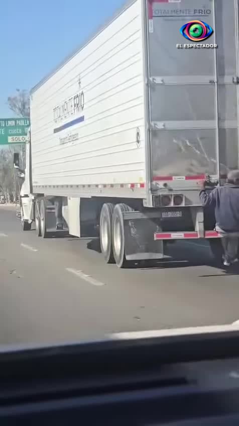 Hombre viaja en caja de tráiler en bulevar Lázaro Cárdenas