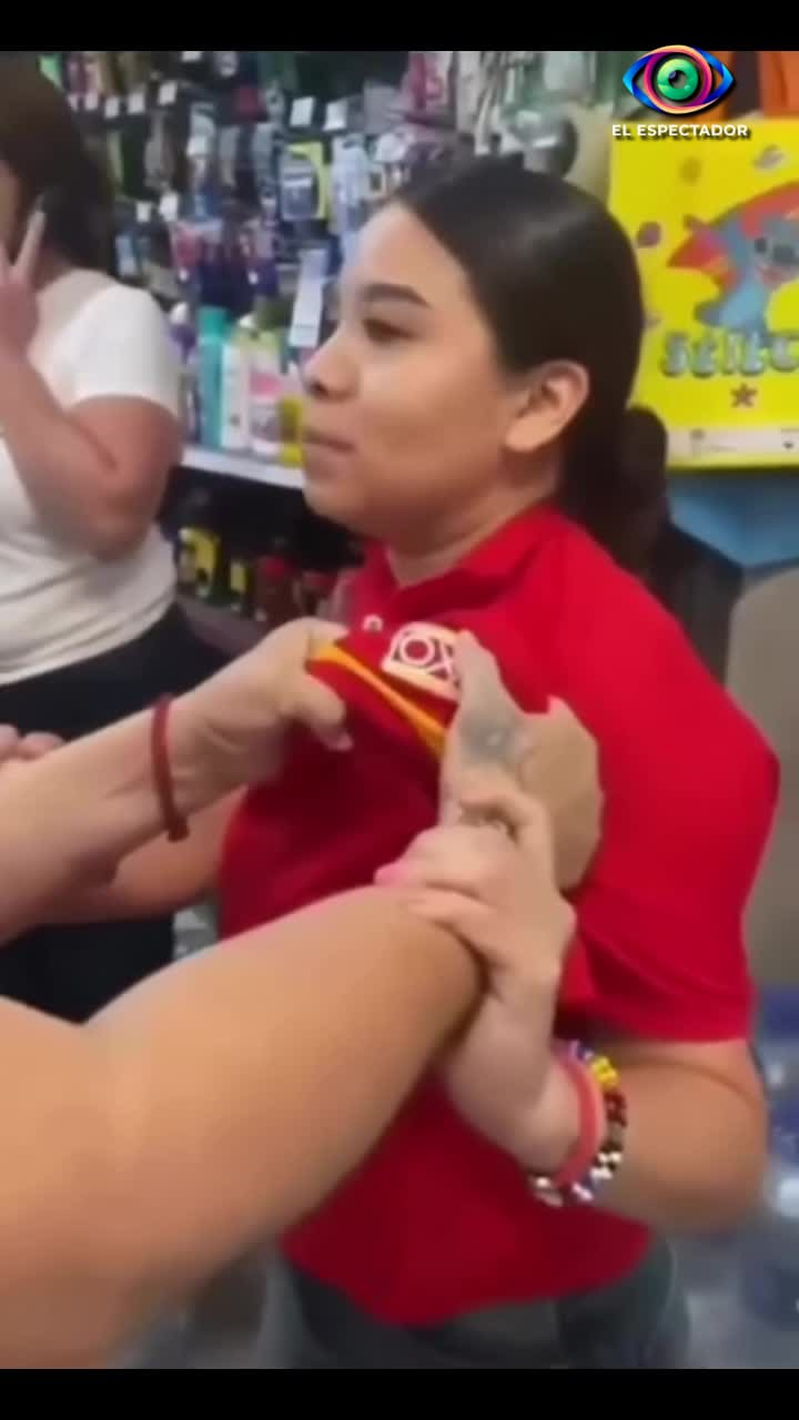 Madre agrede a empleada de Oxxo tras llamada de atención a hij