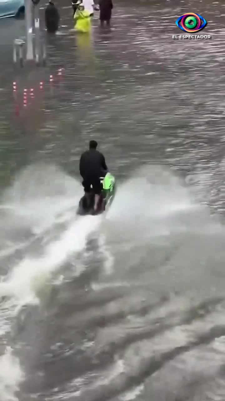 Moto acuática genera molestias en inundaciones de Bangkok