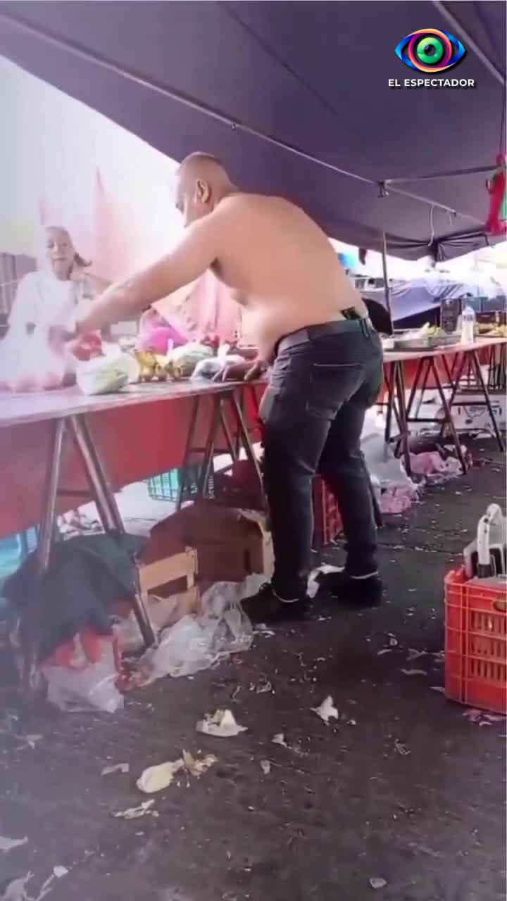 Vendedor de tianguis simula pesar frutas en video viral