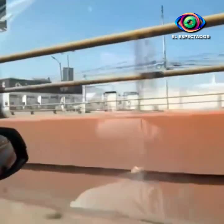 Hombre se sube al cofre tras roce vial en Tepotzotlán