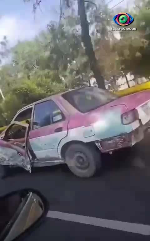 Taxi deteriorado circula en CDMX con puertas dañadas